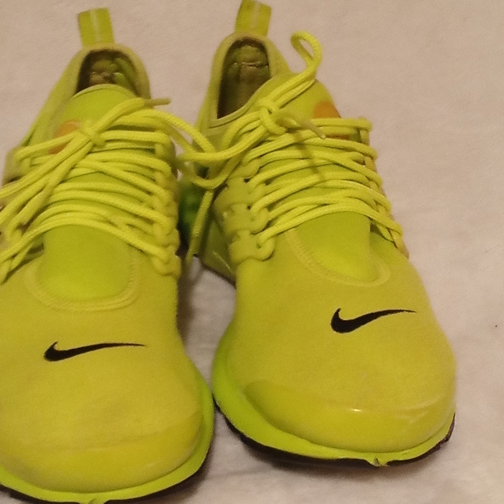 Nike Women's Sneakers in Neon Yellow and Black